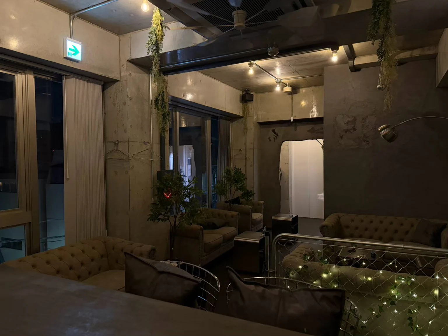 ソファ席とテーブルが並ぶ店内。